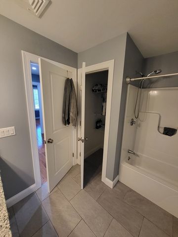 15 Chipaway Rd, Freetown, MA 02717