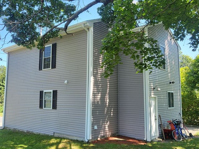 15 Chipaway Rd, Freetown, MA 02717