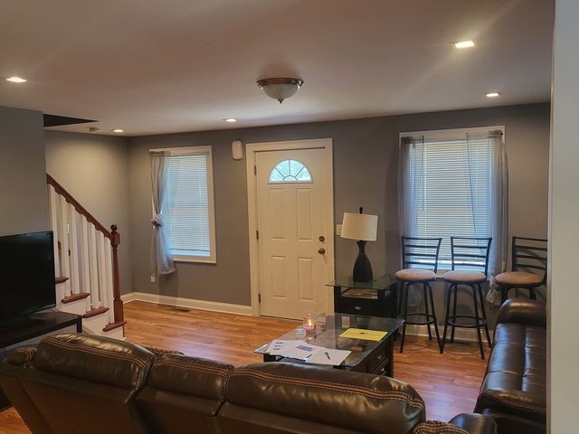 15 Chipaway Rd, Freetown, MA 02717