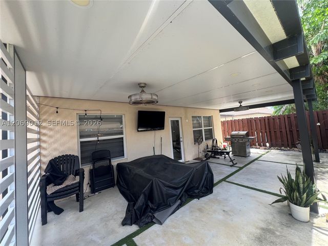 2410 NE 4th St, Homestead, FL 33033