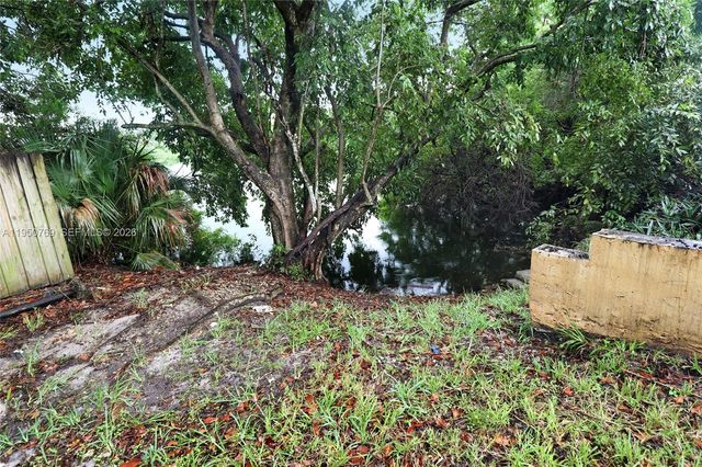 6120 SW 19th St, North Lauderdale, FL 33068