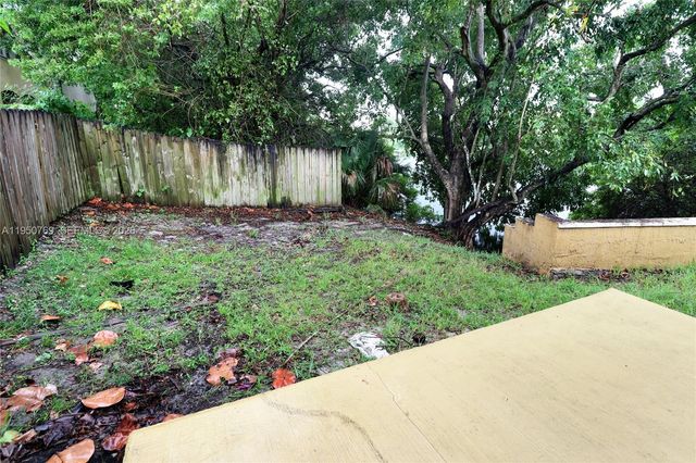 6120 SW 19th St, North Lauderdale, FL 33068