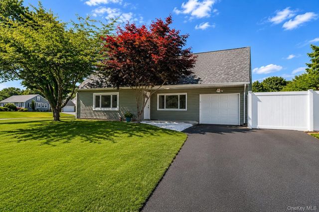 29 Pitchpine Place, Medford, NY 11763
