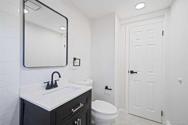 29 Pitchpine Place, Medford, NY 11763
