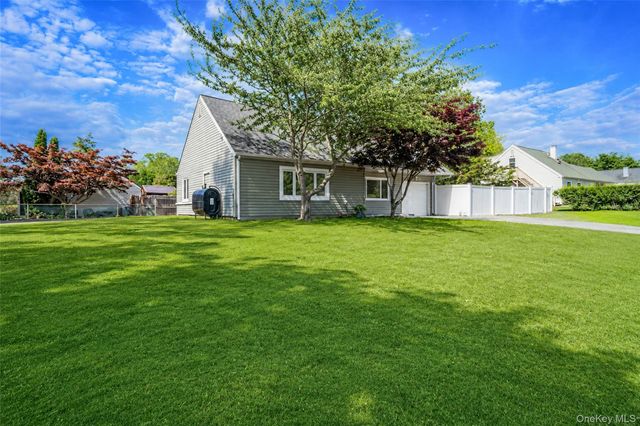 29 Pitchpine Place, Medford, NY 11763