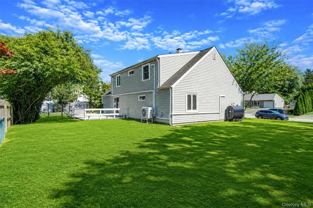 29 Pitchpine Place, Medford, NY 11763