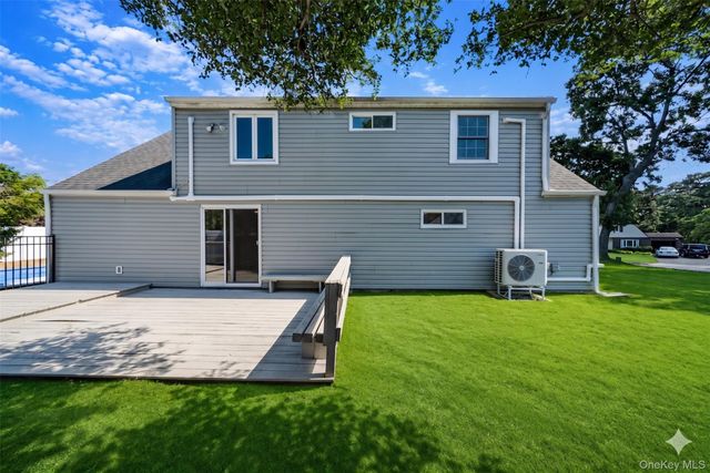 29 Pitchpine Place, Medford, NY 11763