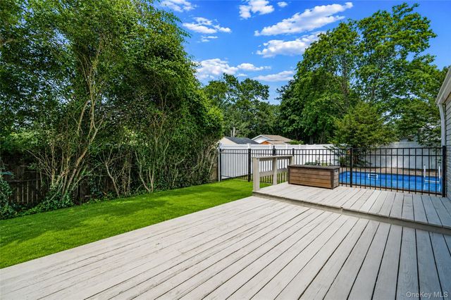29 Pitchpine Place, Medford, NY 11763