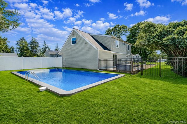 29 Pitchpine Place, Medford, NY 11763