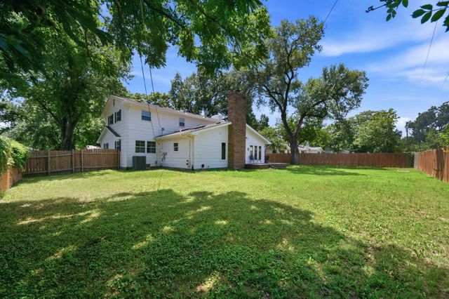 8226 E Peach Tree Ln, Wichita, KS 67207