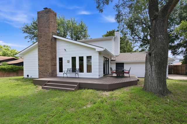 8226 E Peach Tree Ln, Wichita, KS 67207