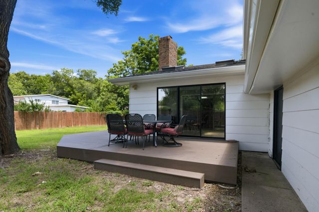 8226 E Peach Tree Ln, Wichita, KS 67207