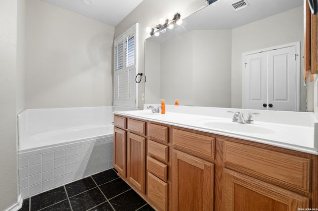 2634 Lakehills St, San Antonio, TX 78251