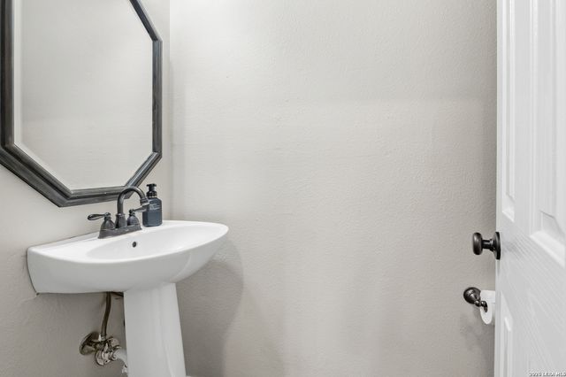 2634 Lakehills St, San Antonio, TX 78251