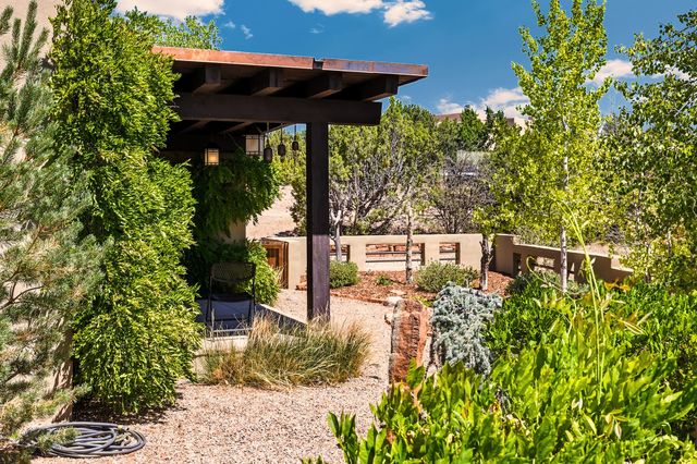 8 Paseo De Aguila, Santa Fe, NM 87506