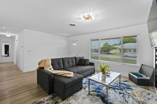19005 SE SOUTHGATE Drive, Jupiter, FL 33469