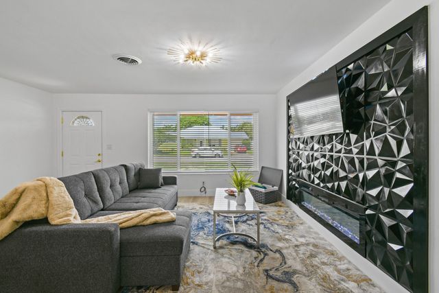 19005 SE SOUTHGATE Drive, Jupiter, FL 33469