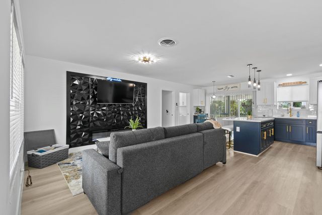 19005 SE SOUTHGATE Drive, Jupiter, FL 33469