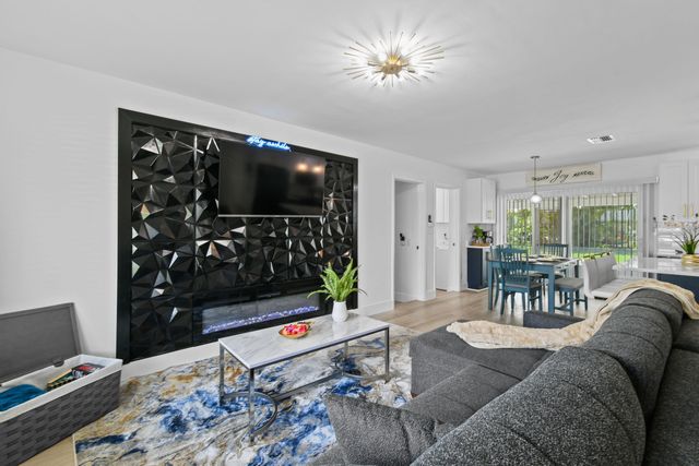 19005 SE SOUTHGATE Drive, Jupiter, FL 33469