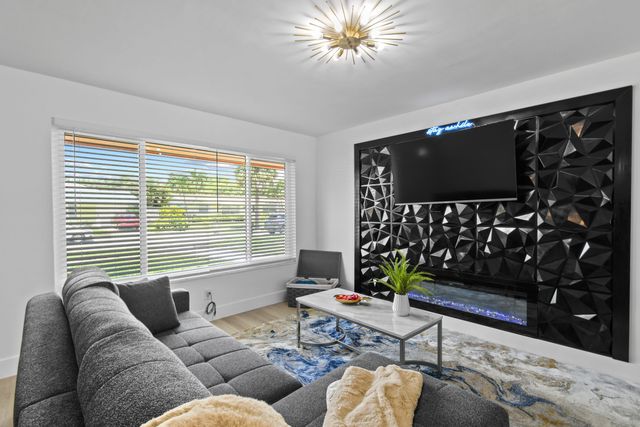 19005 SE SOUTHGATE Drive, Jupiter, FL 33469