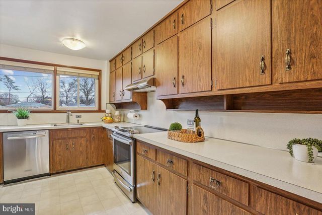 6017 CHESHIRE DR, Bethesda, MD 20814