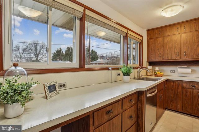 6017 CHESHIRE DR, Bethesda, MD 20814