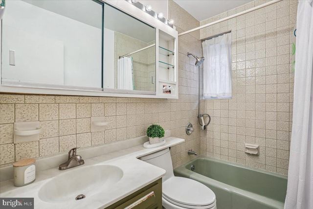 6017 CHESHIRE DR, Bethesda, MD 20814