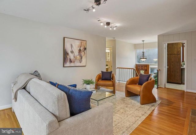 6017 CHESHIRE DR, Bethesda, MD 20814