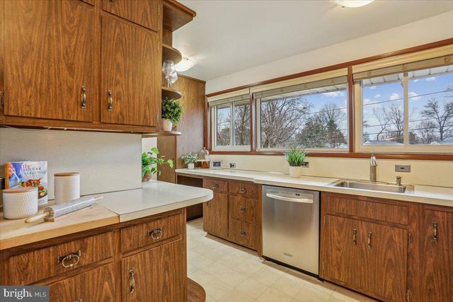 6017 CHESHIRE DR, Bethesda, MD 20814