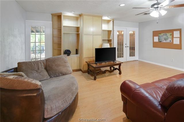 305 Brookside Drive W, Bryan, TX 77801