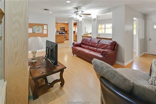 305 Brookside Drive W, Bryan, TX 77801