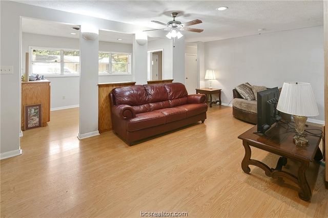 305 Brookside Drive W, Bryan, TX 77801