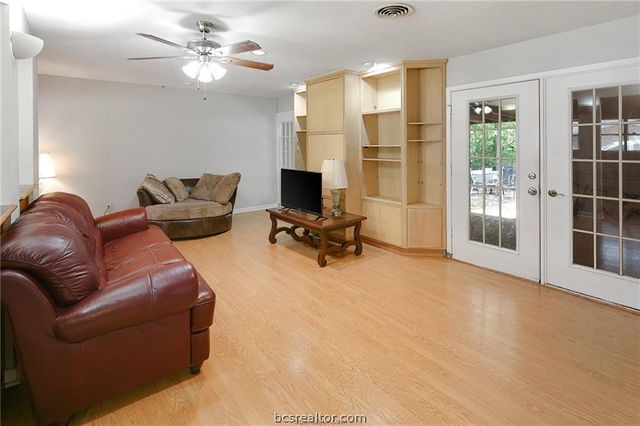 305 Brookside Drive W, Bryan, TX 77801