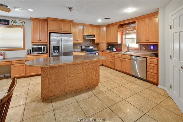 305 Brookside Drive W, Bryan, TX 77801