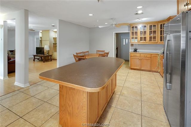 305 Brookside Drive W, Bryan, TX 77801