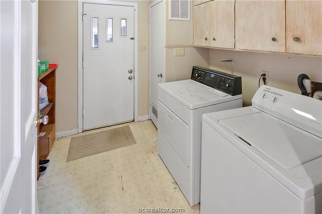 305 Brookside Drive W, Bryan, TX 77801