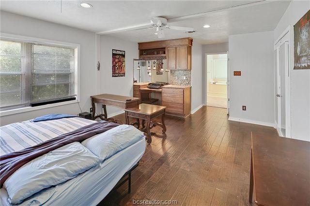 305 Brookside Drive W, Bryan, TX 77801