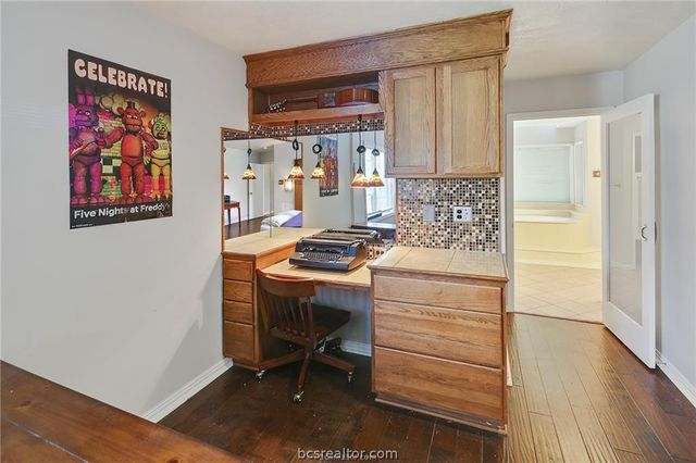 305 Brookside Drive W, Bryan, TX 77801
