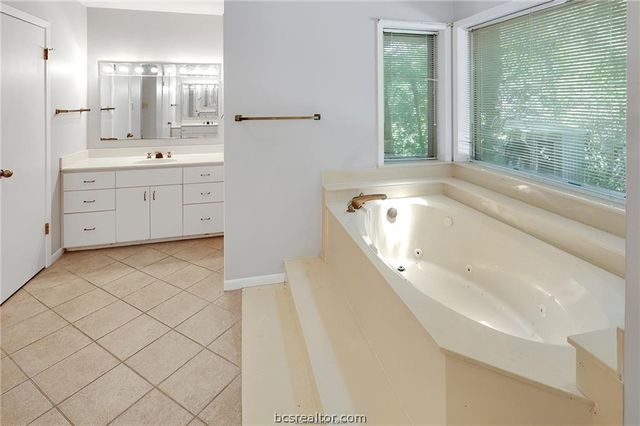 305 Brookside Drive W, Bryan, TX 77801
