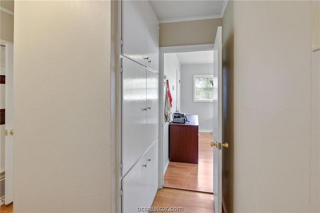 305 Brookside Drive W, Bryan, TX 77801