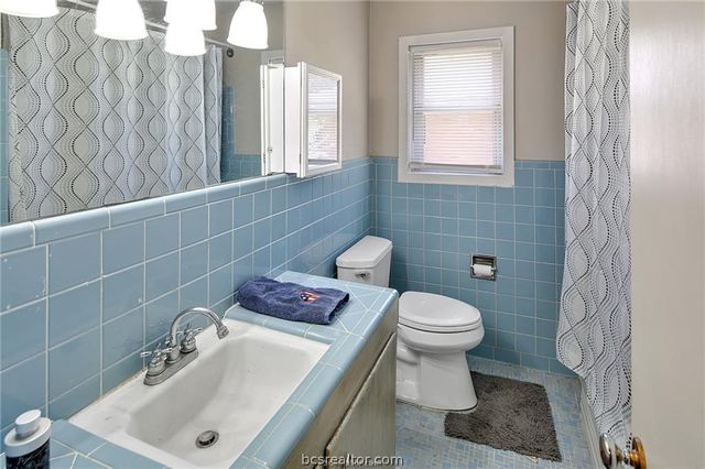 305 Brookside Drive W, Bryan, TX 77801