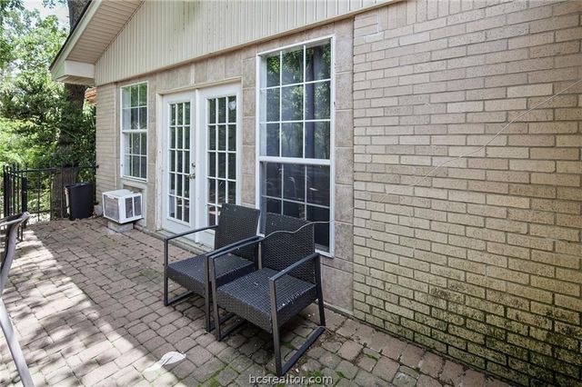 305 Brookside Drive W, Bryan, TX 77801