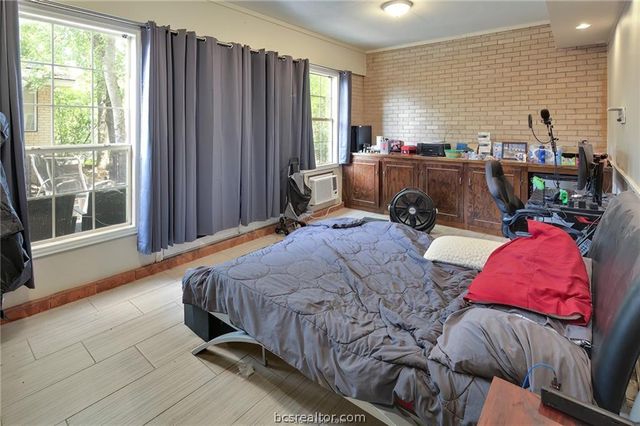 305 Brookside Drive W, Bryan, TX 77801