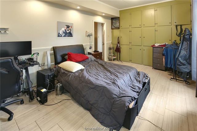 305 Brookside Drive W, Bryan, TX 77801
