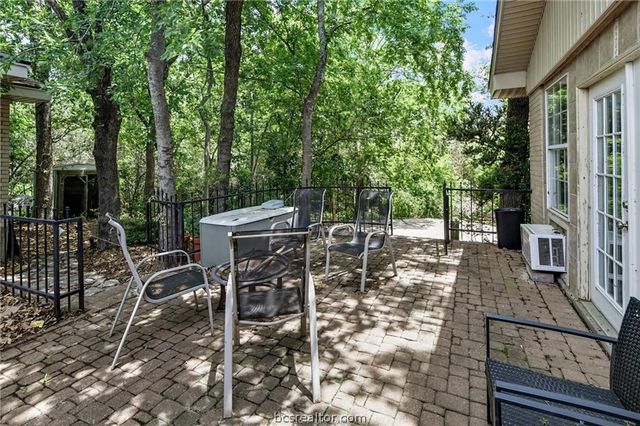 305 Brookside Drive W, Bryan, TX 77801