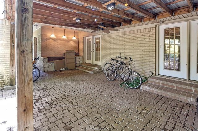 305 Brookside Drive W, Bryan, TX 77801
