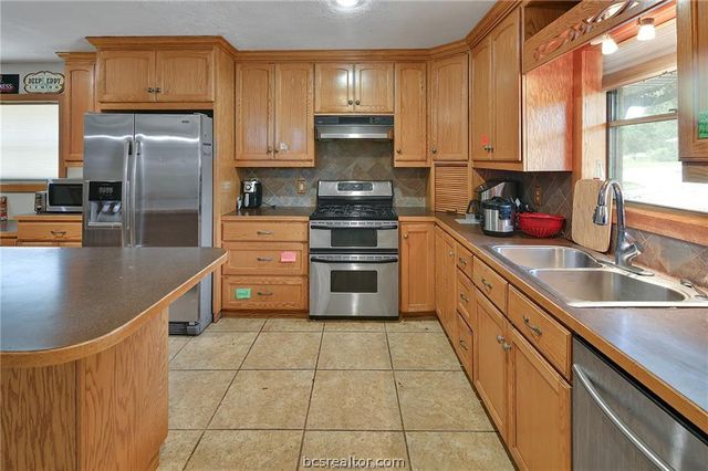 305 Brookside Drive W, Bryan, TX 77801