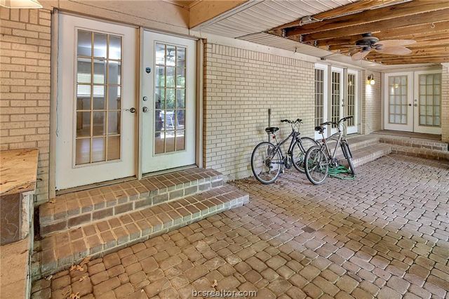 305 Brookside Drive W, Bryan, TX 77801