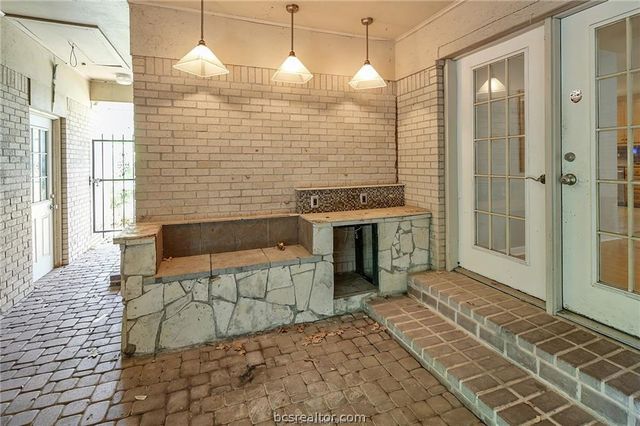 305 Brookside Drive W, Bryan, TX 77801
