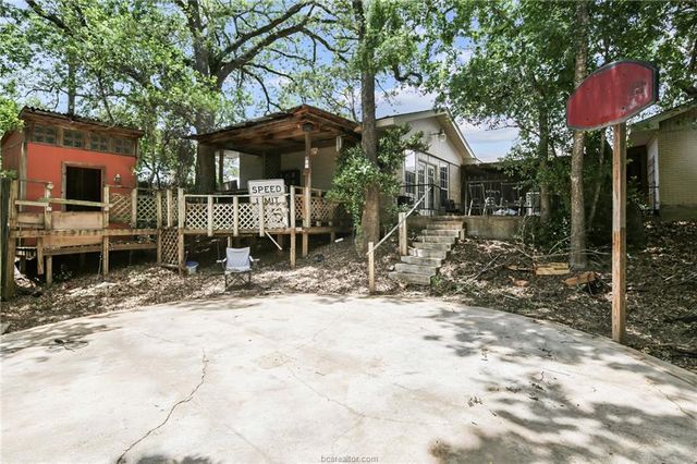 305 Brookside Drive W, Bryan, TX 77801